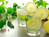 bere acqua limone mattino fa bene