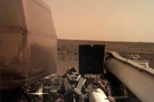 InSight è atterrata su Marte, ecco la prima immagine al momento dell’atterraggio