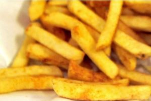 Calvizie, un aiuto arriva dalle patatine fritte secondo un studio giapponese