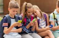 Bambini e smartphone, l’OMS segnala le ore di utilizzo per evitare problemi di salute